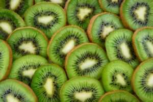 sliced kiwis 