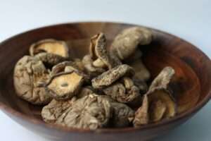 shiitake-mushrooms-in a-wooden-bowl